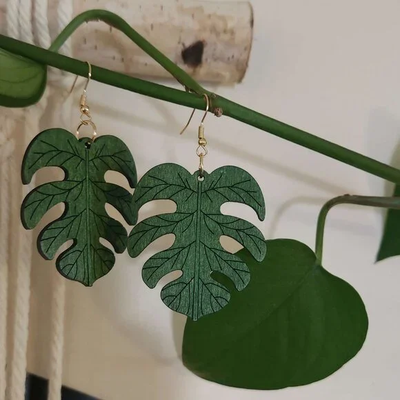 ❤️ 4/$20 New wood monstera-leaf earrings Lightweight dangle green plant foliage - Picture 4 of 4